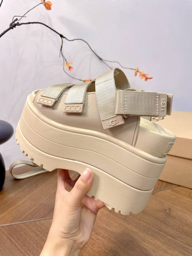 Ugg 裴珠泫同款-凉鞋上线辣妹千层底凉鞋 一双鞋穿出三套炸街 Look ①长绑带 系脚踝＋搭 片 牛仔裤甜酷风 ②短绑带 系后跟＋配 养 吊带裙纯欲杀 ③无绑