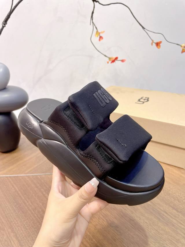 Ugg云朵厚底拖鞋，的踩屎感，让你踩在之上出门穿它美翻了 5㎝厚底高增高拉长腿部线条，长裤，短裙轻松拿捏，夏天穿搭的不二之选 大底采用Eva发泡底，上脚轻盈，久