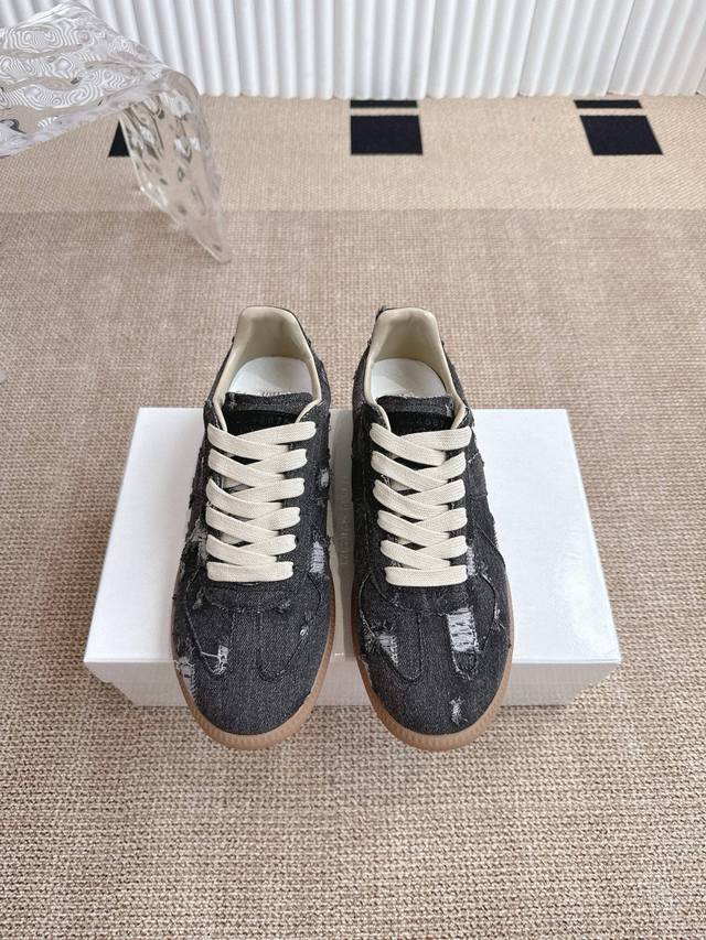 Maisonmargiela Mm6 马吉拉 经典德训鞋 鬼才设计师品牌一个轻奢品牌 这一款德国训练鞋延续了经典的T形真皮拼接设计 经过设计团队多次的精心改良