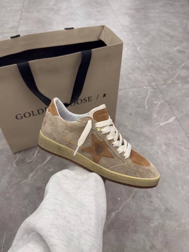 新款棕色情侣款代购级新色低端勿扰 Ggdb脏脏鞋 2025春夏季新款Ggdb Ballstar 黄金鹅运动鞋休闲德训小脏鞋系列 打破传统审美，小脏鞋做到了明星私