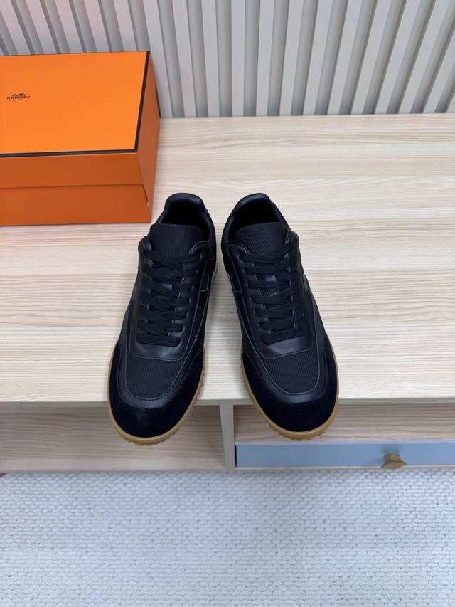冲量价: Hermes 爱马仕 顶级版本#情侣款 24Ss休闲运动鞋 麂皮山羊皮运动鞋装饰撞色图案和标志性“H”细节，配送专柜精美包装 面料：麂皮+羽绒布 内里
