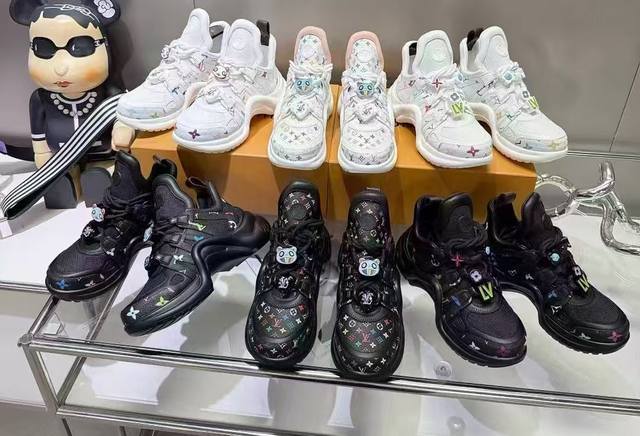 冲量价: 最新 卢家秋冬新品上市 Louis Vuitton 超级好搭瘦腿神器弓底设计活力十足，上脚舒适优雅 面料：牛皮面料 内里高档牛皮里 柔软舒适 透气 垫