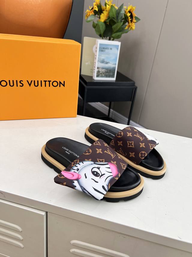 冲量价: Lv驴牌L家 爆款 浮雕Logo 压花 凉拖鞋 本款 Ol Llow Comfort 平底凉拖取材科技织物，以高频压印技术重绎 Monogram 图案