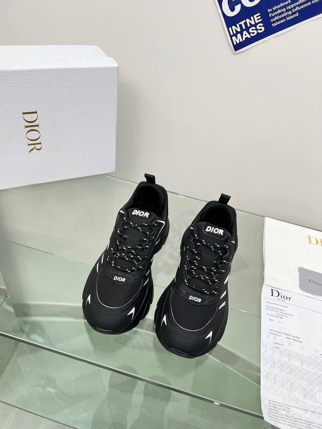 冲量价: 迪奥B32全新Shoes来袭。真的太好看啦！ 做工精细网面空压 透气美美哒。 独家开模。原版一比一复刻。无可挑剔。。大底Tpu组合。 官网6色齐全。