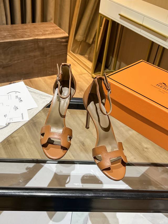 冲量价: HermèS 高跟凉鞋 爱马仕的高跟鞋是我见过最简约最耐看最有气质的！！！任何风格都能Hold住，10.5Cm高度轻松驾驭，每个颜色都有她的独特风格，