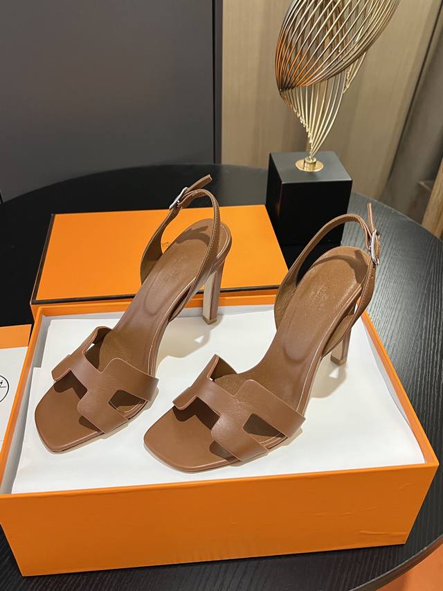 冲量价: HermèS 高跟气质凉鞋 原版定制！专柜同步！爱马仕的高跟鞋一直都是简约时尚显气质！！！任何风格的穿搭都能Hold住，10.5Cm高度轻松驾驭，脚感