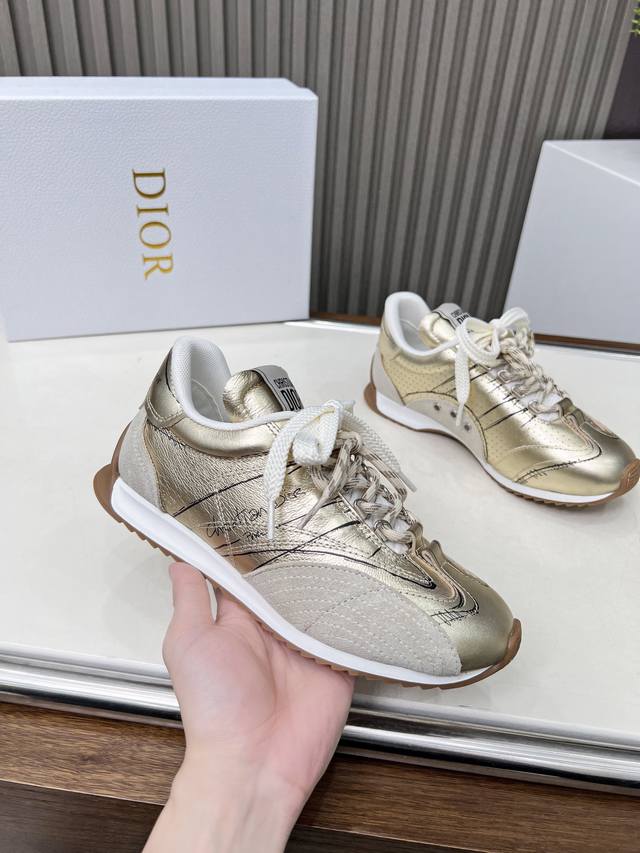 冲量价: 这款 D-Sketch运动鞋是二零二五春夏成衣系列新品，彰显经典的复古美学。采用金色调褶皱羊皮革和金色调叠层牛皮革等材质精心制作，饰以灵感源自鞋履制作