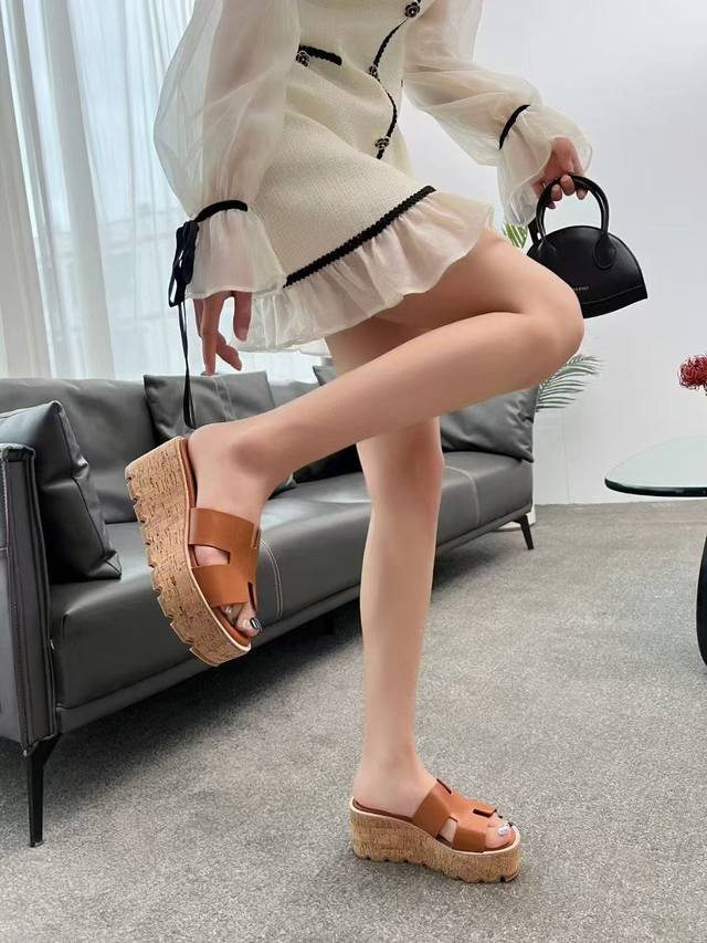 冲量价: Hermes、爱马仕 防水胎增高，H拖鞋 原版1:1复刻，热熔胶粘工艺 定制模具冲压，鞋面整体无缝衔接 定制树皮纹路特殊材料，复古感超强 面料：头层小