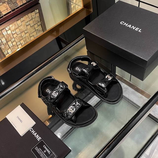 冲量价: C家魔术贴凉鞋顶级专柜品质 每年必入的经典款之一！小香不同设计扣饰搭配设计 粗格纹设计，更加彰显质感和品味～所有材质都根据原版定制！渐变彩钻 鞋面：进