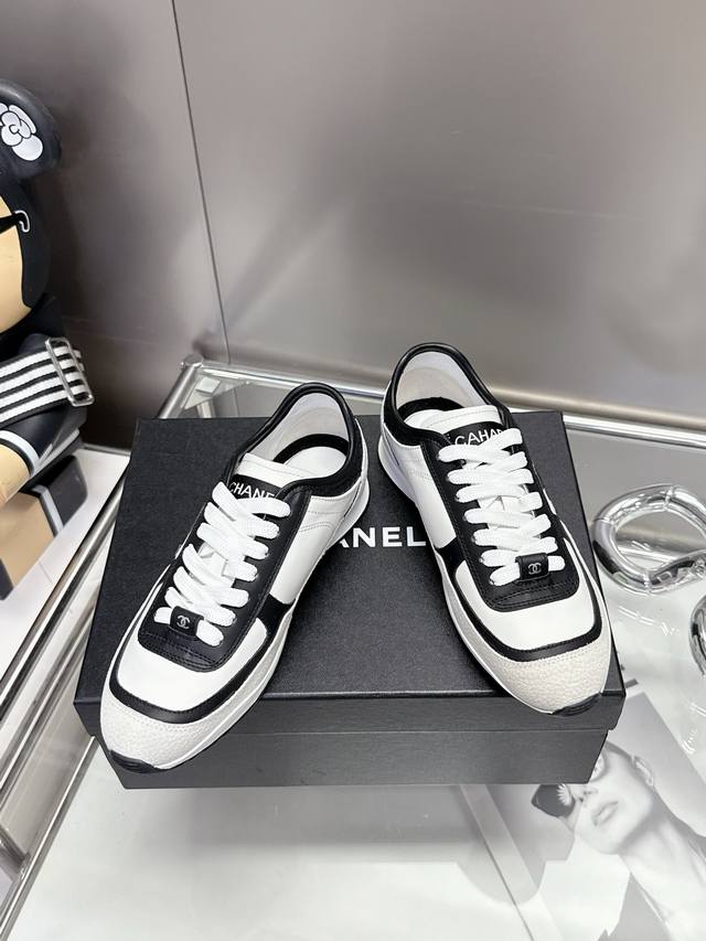 冲量价: 。 码数35-40 Chanel 25P熊猫运动鞋！最近真的出圈了，它这么 真的是有原因的！ 鞋面是头层小牛皮，羊皮内里，透气又舒服，显白效果满满、搭