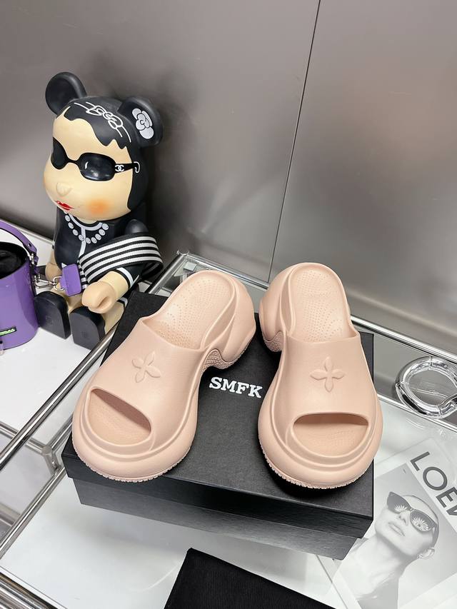 冲量价: Smfk新款拖鞋 超级能搭 裤子裙子都能拿捏到、 甜酷辣妹更是不能错过的一双神Hai重点万能搭的鞋我都说腻啦 底高9Cm 妥妥增高还不被人发现 大鞋头