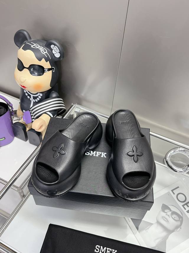 冲量价: Smfk新款拖鞋 超级能搭 裤子裙子都能拿捏到、 甜酷辣妹更是不能错过的一双神Hai重点万能搭的鞋我都说腻啦 底高7Cm 妥妥增高还不被人发现 大鞋头