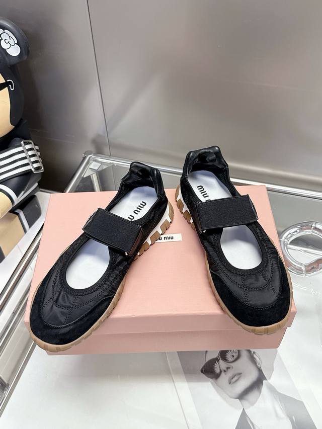 冲量价: 码数35-40。 41定做 Miumiu 缪缪2025春夏最新款玛丽珍魔术贴单鞋！太好看啦！大爆款再次来袭，魔术贴的设计真的是可可爱爱！ Miumiu