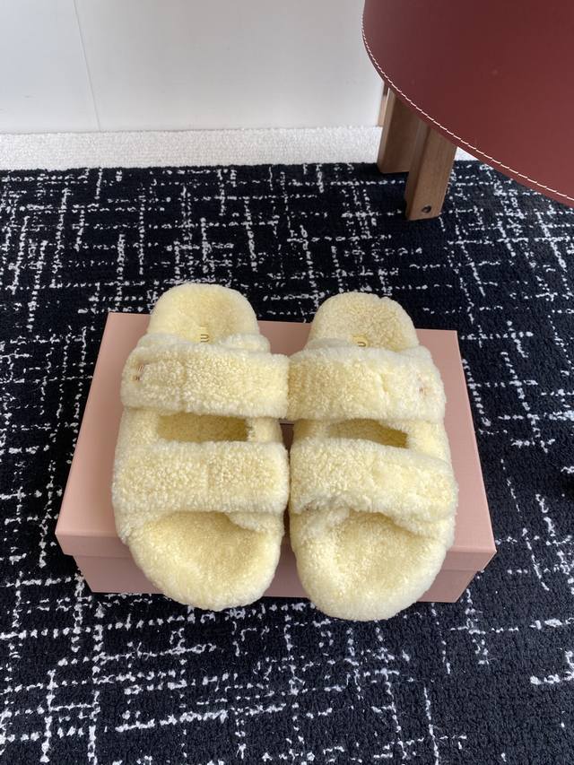 代购级 Miu Miu 25Ss 秋冬新品毛拖～ 秋冬新宠 百搭时髦单品！ 不管居家还是外穿都是品味的象征性！ 秋冬搭配袜子 那更是太绝太绝了 进口澳洲真羊毛，