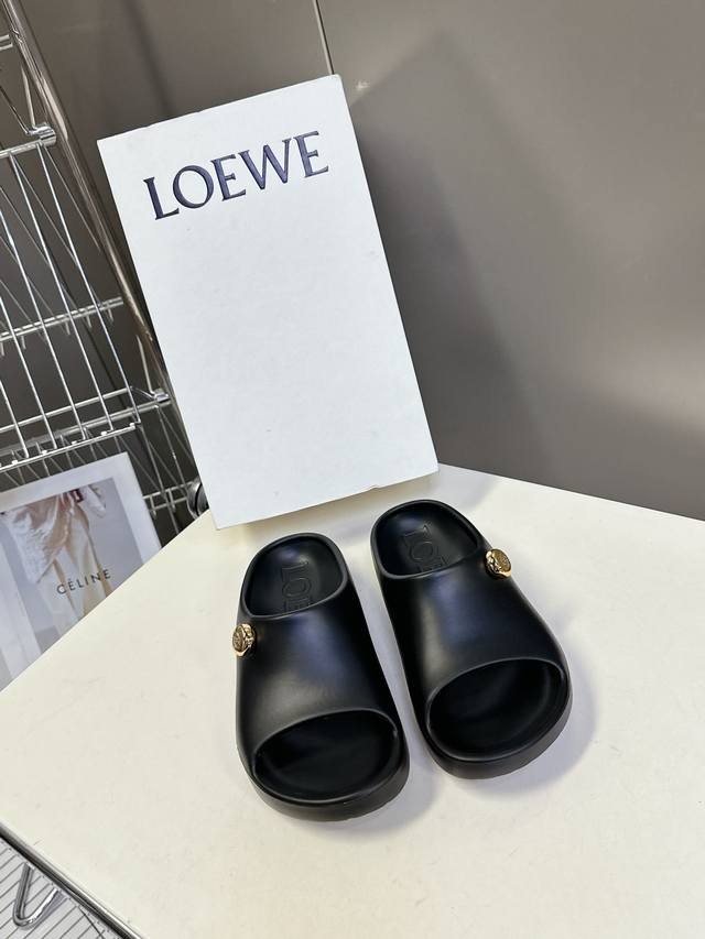Loewe罗意威2025 夏季新款沙滩拖鞋 夏天一定要有一双沙滩鞋 罗意威这款就很百搭！今年最火的U型设计搭配经典的Logo扣标志很极简风的感觉 脚感柔软细腻
