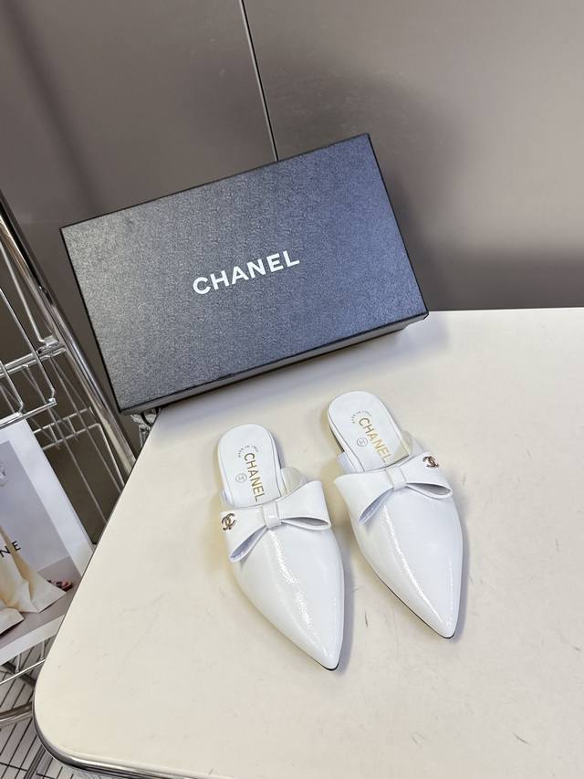 Chanel香奈儿25A春夏新品蝴蝶结半拖 超多明星时尚博主种草 夏天必备 大爆款已经被它的美貌折服 尖头设计蝴蝶结点缀有时装鞋随性自然 又彰显品牌特色满满的高