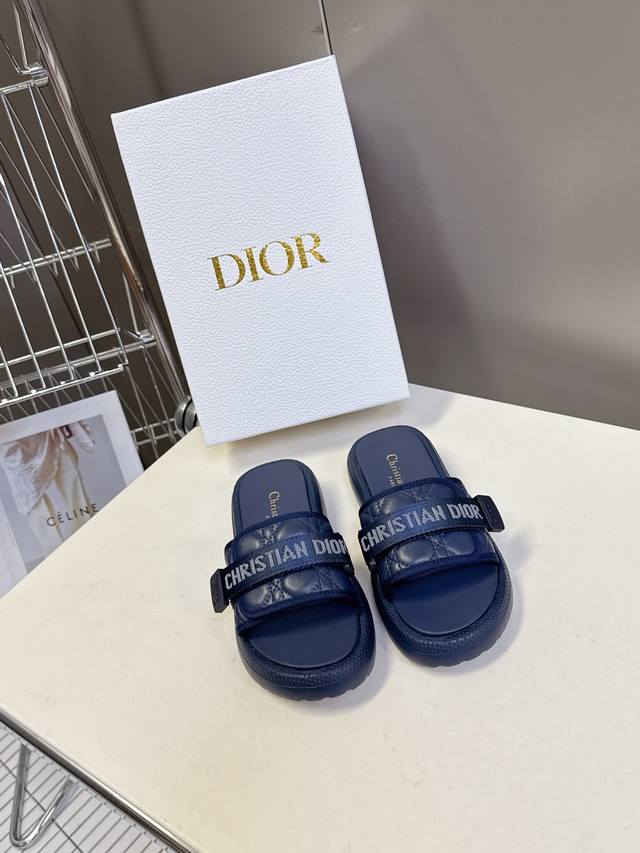 Dior迪奥春夏最新款电绣款拖鞋、超多明星网红种草、夏天必备 专柜正品购入开发 完美复刻细节 经典的版型设计上迪奥Logo老花牛皮点缀、超好看超百搭、上脚非常柔