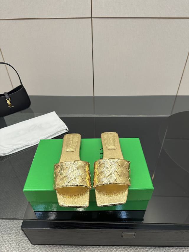 真皮鞋面 Bottega Venet* 最新最经典编织高跟凉鞋！Ins&小红书巨多网红明星上身！上脚超性感！真的太美了！这款哑光的鞋面超有高级感！高级穿着又仙女
