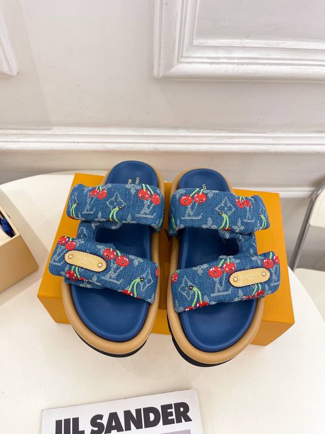 Lv 路易威登 25 2025春夏新品 顶级版本 专柜主打最新款L Pool Pillow Comfort 联名樱桃平底羽绒拖鞋 硬货上新 Bs代购级别！高级感
