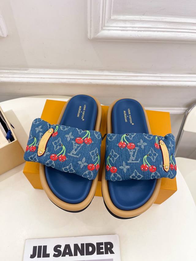 Lv 路易威登 25 2025春夏新品 顶级版本 专柜主打最新款L Pool Pillow Comfort 联名樱桃平底羽绒拖鞋 硬货上新 Bs代购级别！高级感