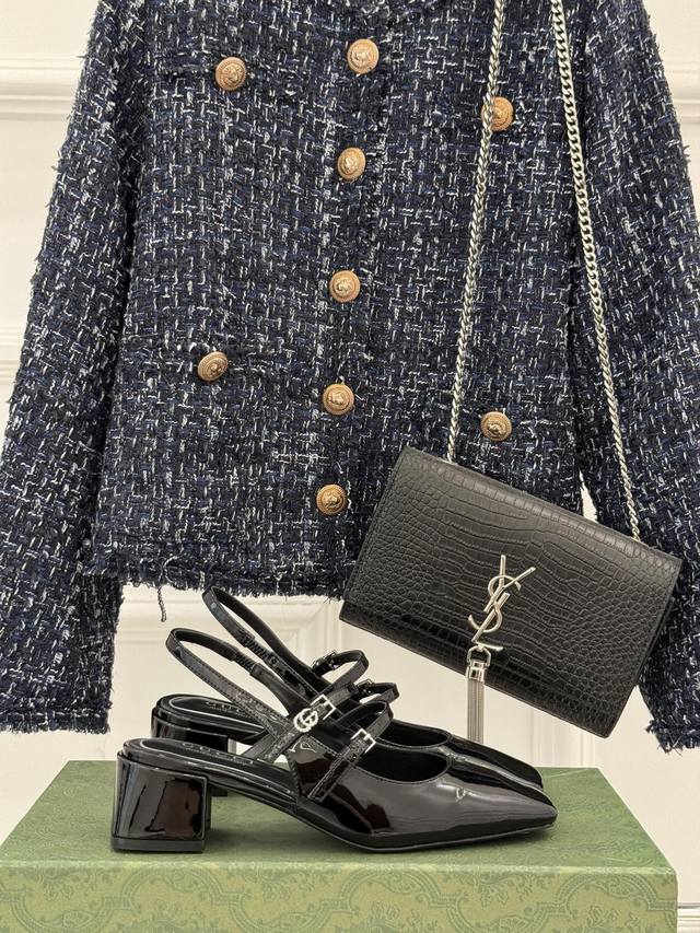 厂价 Gucci 古驰25Ss水钻双G粗跟方头 后空凉鞋 简直是时尚圈的一颗重磅炸弹 方头设计复古又时髦完美修饰脚型 标志性的双G装饰是这双鞋的灵魂所在 精致的