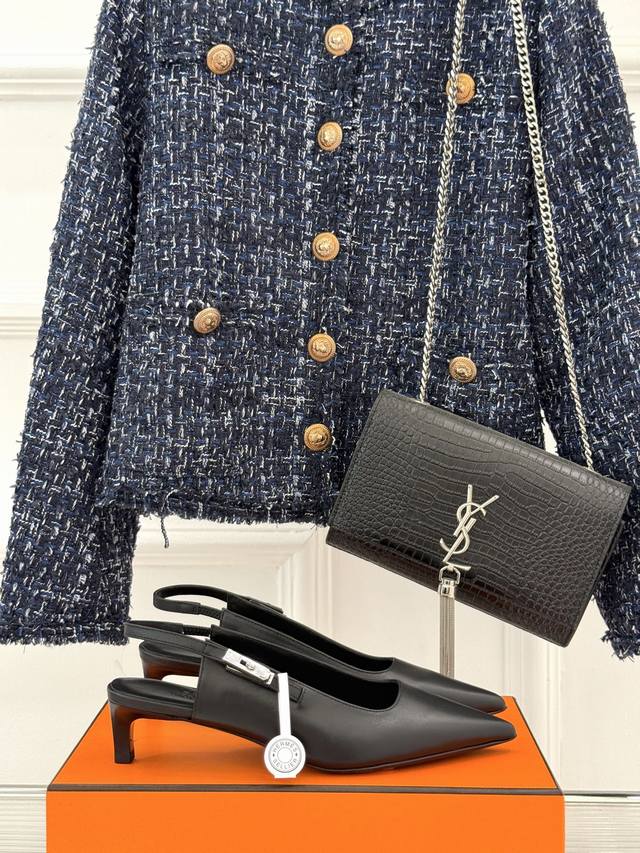 顶版 HermèS 爱马仕经典Kelly扣后 空猫跟凉鞋 法式慵懒与奢华格调完美融合 成为了众多时髦精的出街新宠。 Kelly扣无疑是这双凉鞋的灵魂所在。 它从