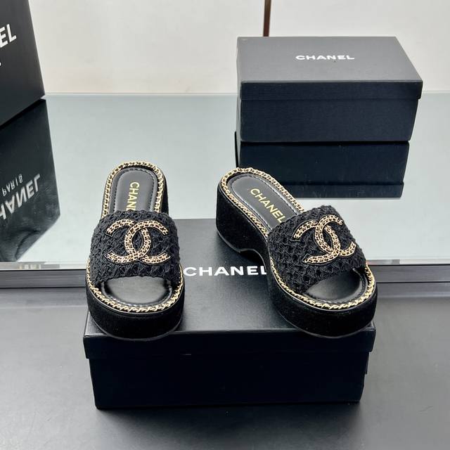 厂价 高品质！25Fw春夏新款Chanel小香链条电绣凉厚底坡跟拖鞋 香家标志性的穿皮链条设计应用在垫脚圈边，配上经典菱格元素覆盖鞋面 垫脚！格外精致又文艺，很