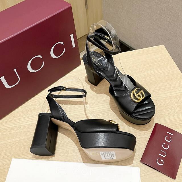 Gucci 2025春季款新防水台高跟走鞋款秀 中空凉鞋 大双G扣搭配起来时尚经典 有品牌风范 具有超辨高识度 各品大争牌恐先推后出超系跟高列 Gucci不也落
