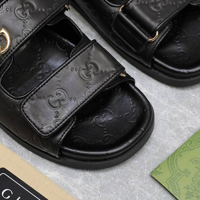 Gucci高端精品 2025古驰早春系列Gg水晶钻扣魔术贴双G G扣沙滩拖鞋凉鞋 顶级代购品质！原版1:1复刻，毎个细节皆经过精心打磨细腻制作.可与Zg对比如一