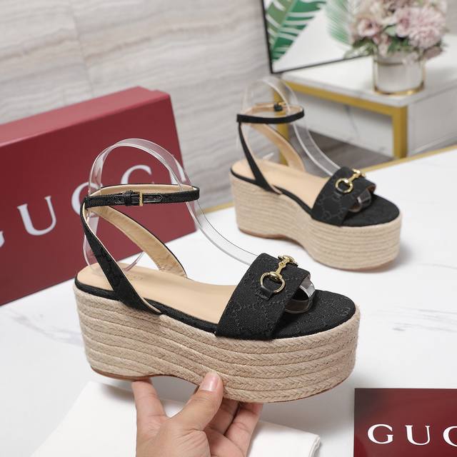高版本 2025专柜最新款 Gucci古*驰最新爆款系列 坡跟麻绳包水台-专柜同步发售 原汁原味的欧式风格，上脚非常完美穿搭上配此鞋，优雅大方，晶莹剔透，无论种