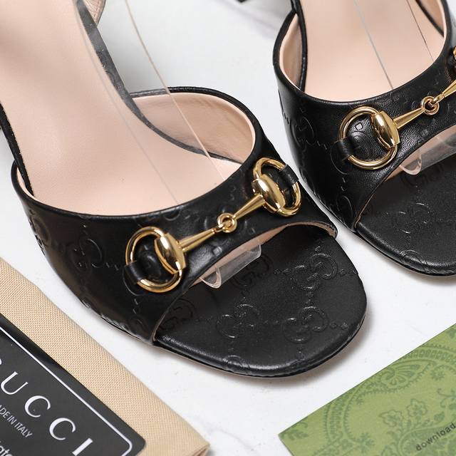 2025专柜同步春夏新款Gucci 25S春夏新品Gucci专属链条扣后带凉鞋中跟跟 G家在体现高级感这块 总让人大写的服气 看起来蛮简单的款式 但上脚就莫名很
