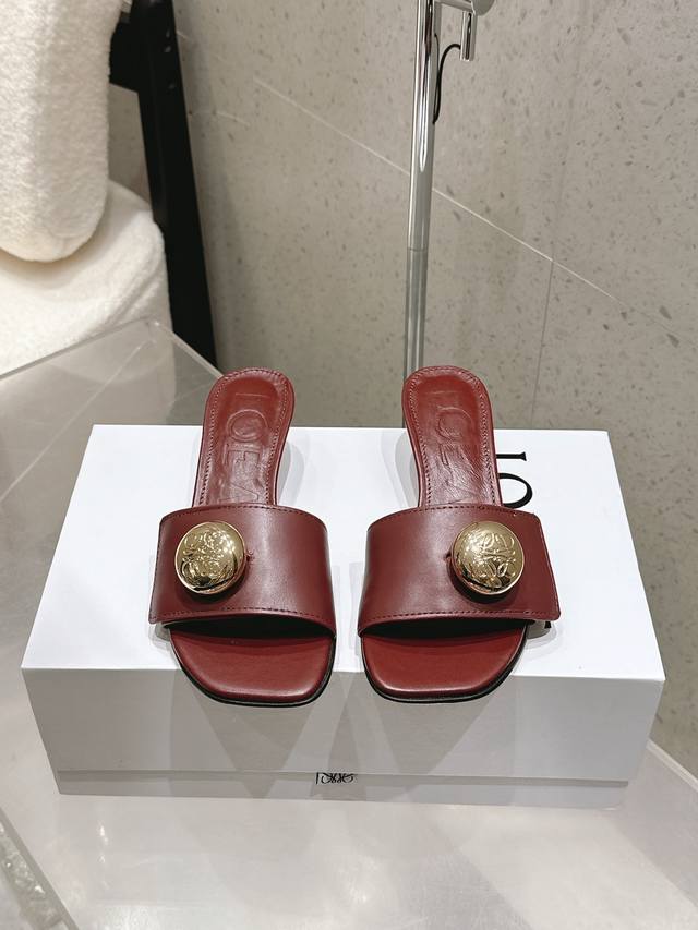 顶级版本 Loewe 罗意威 25 春夏新品 Etal Anagram 露趾一字拖鞋 高跟鞋 疯狂种草简约设计感觉更干净优雅 让你念念不忘 颜色也很耐看漂亮，上