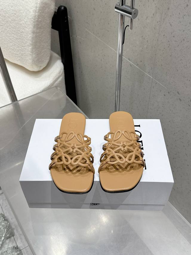 顶级版本 Loewe 罗意威 25 春夏新品 Etal Anagram 露趾镂空 拖鞋 疯狂种草简约设计感觉更干净优雅 让你念念不忘 颜色也很耐看漂亮，上脚瞬间
