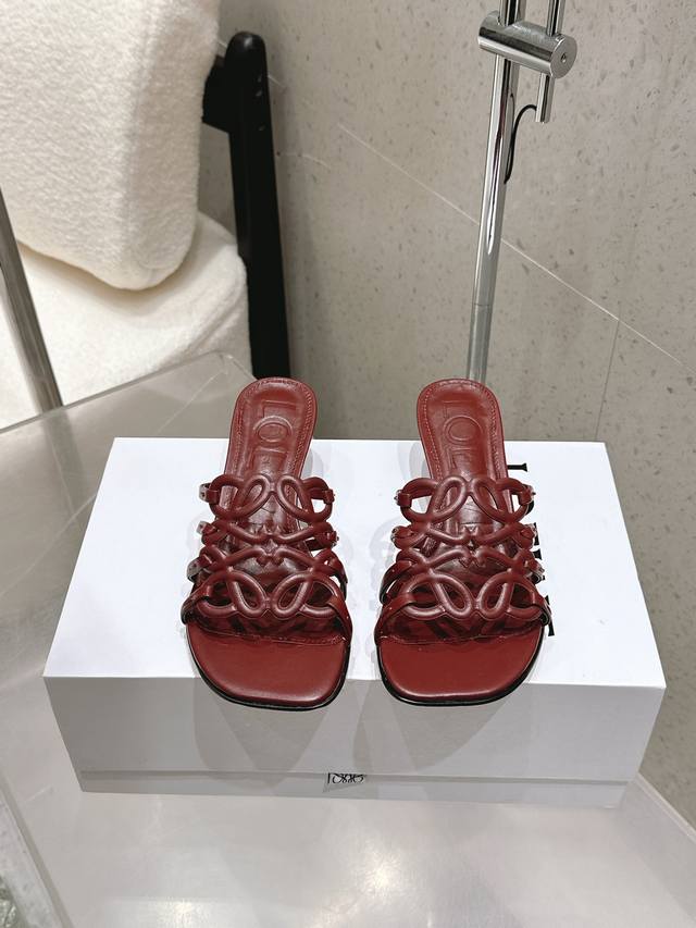顶级版本 Loewe 罗意威 25 春夏新品 Etal Anagram 露趾镂空 拖鞋 高跟鞋 疯狂种草简约设计感觉更干净优雅 让你念念不忘 颜色也很耐看漂亮，