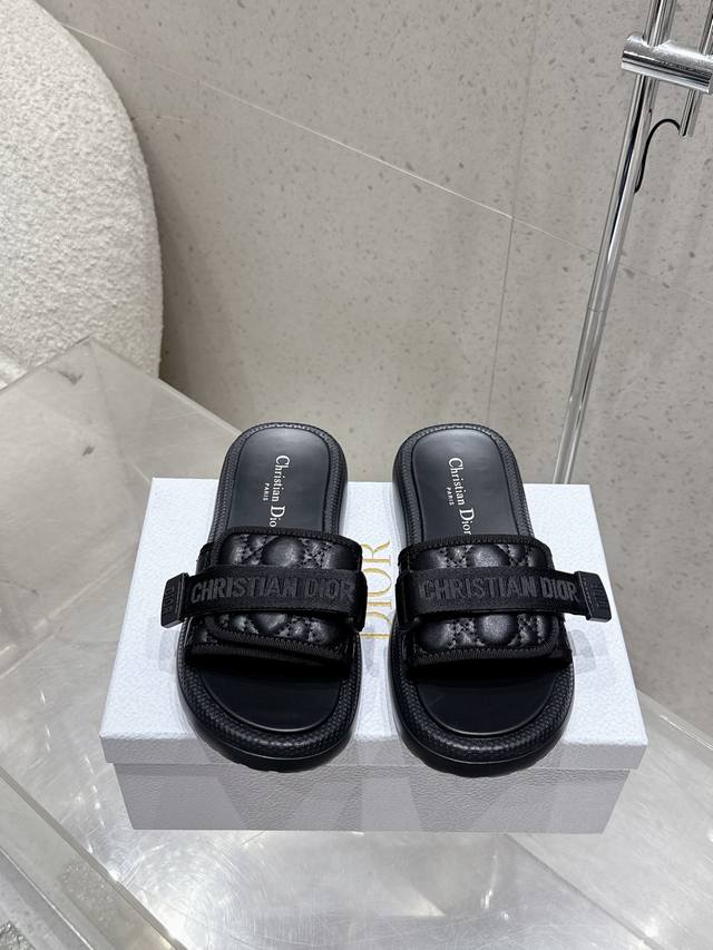 Dior 迪奥25Ss新款沙滩拖鞋 厚底凉拖 材料：面料羊皮 定制刺绣布料 轻质发泡大底 Size：35-42 40 41 42订做不退换