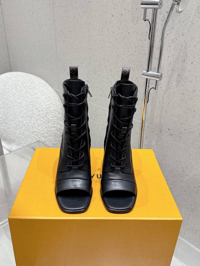 鱼嘴靴 25Ss早秋新款 Louis Vuitton Lv Romantique鱼嘴凉靴系带高跟侧拉链粗跟 鞋头采用露趾设计，这种设计能恰到好处地展示脚趾，在视