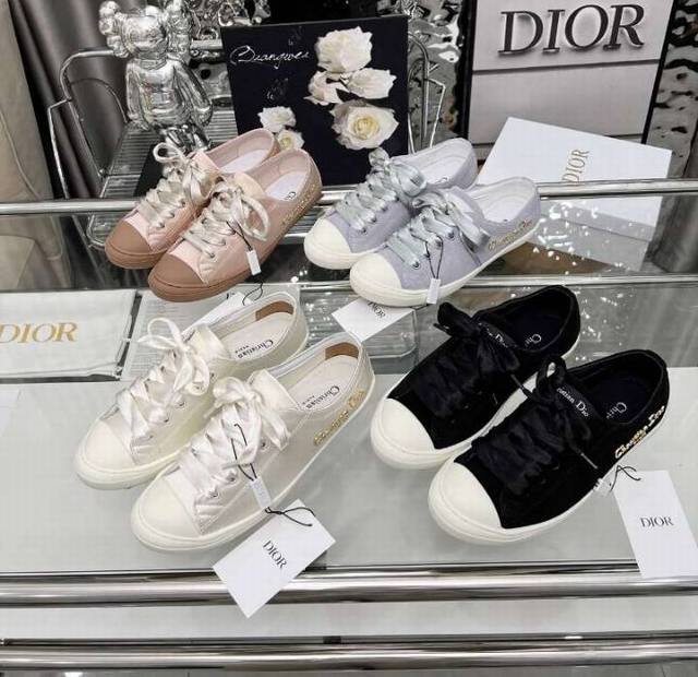 迪家爆款上新，这款 Dior Lucky 运动鞋是二零二五秋季系列新品，彰显优雅风范。淡蓝色绒面牛皮革鞋面，侧面饰以金色饰面金属Christian Dior P