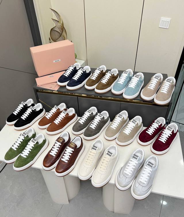 Miumiu缪缪2025早春最新走秀款 休闲 运动鞋 阿甘鞋 德训鞋 原版购入开发 做货 这款休闲运动鞋引起关注，Miumiu缪缪在各大品牌中脱颖而出的四季小白