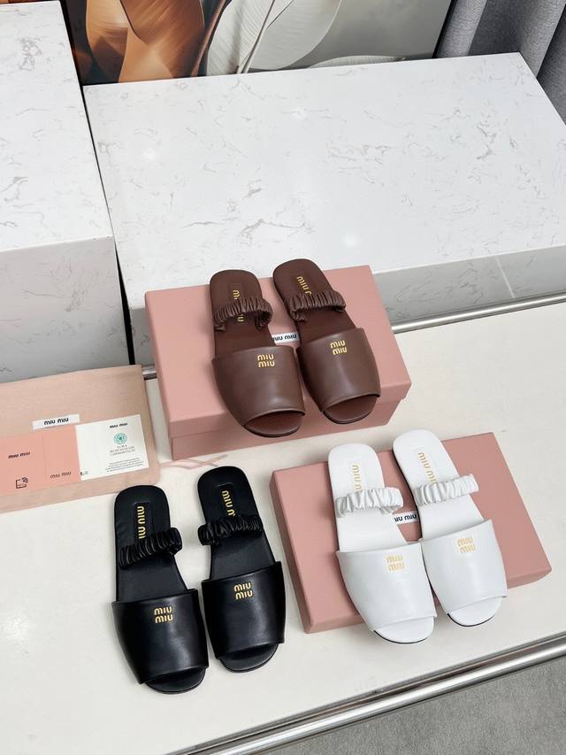 2025Miu春夏走秀一款两穿懒人拖鞋 官方春夏走秀新款，时髦百搭，无论光脚穿还是搭配袜子穿都超级百搭！原版一比一开发 鞋面：定制进口牛皮 内里：羊皮 鞋底：原