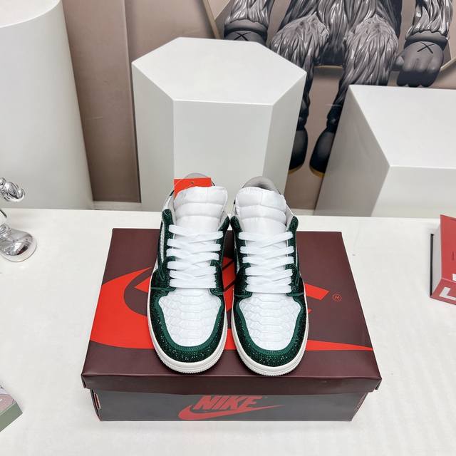 出厂:情侣 独家顶级版本 Air Jordan耐克联名25Vs春夏最新王炸爆款系列 情侣烫钻拼色休闲鞋 唯独一款牛皮拼色的高帮鞋，耐克乔一情侣毛鞋让鞋迷大开眼界