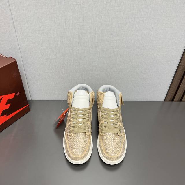 出厂:情侣 独家顶级版本 Air Jordan耐克联名25Vs春夏最新王炸爆款系列 情侣烫钻拼色休闲鞋 唯独一款牛皮拼色的高帮鞋，耐克乔一情侣毛鞋让鞋迷大开眼界