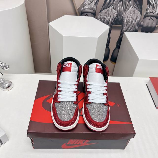 出厂:高帮 独家顶级版本 Air Jordan耐克联名25Vs春夏最新王炸爆款系列 情侣烫钻拼色休闲鞋 唯独一款牛皮拼色的高帮鞋，耐克乔一情侣毛鞋让鞋迷大开眼界