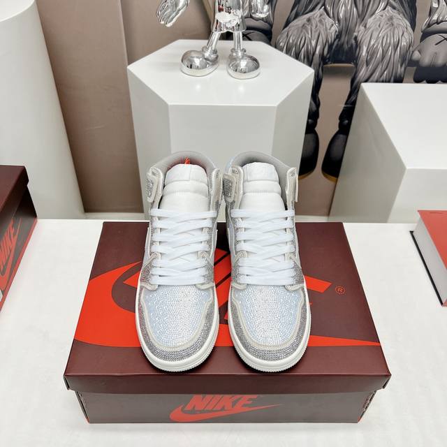 出厂:高帮 独家顶级版本 Air Jordan耐克联名25Vs最新王炸爆款系列 情侣烫钻拼色休闲鞋 唯独一款牛皮拼色的高帮鞋，耐克乔一情侣毛鞋让鞋迷大开眼界，各