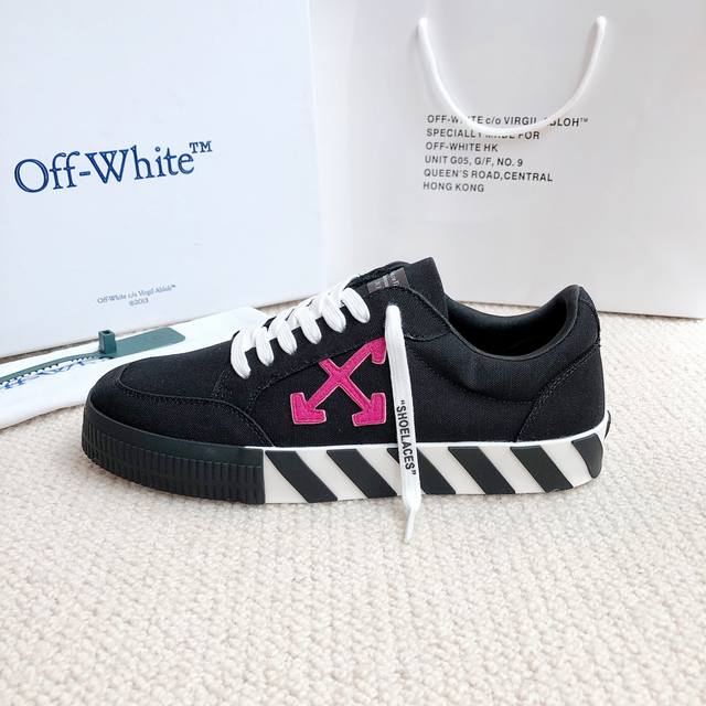 Off White新品上新 情侣款 工厂P价 Off White新品上新 潮牌箭头斑马线大底，官网同步现货供应Off White经典十字标撞色标志潮范十足，是经