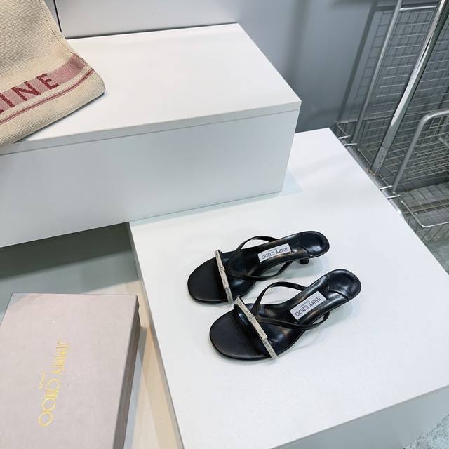 高品质出厂 ！顶级品质Jimmy Choo 25春夏新款简易蝴蝶结Logo织带小猫跟拖鞋凉鞋！重工艺精致小跟拖鞋 同步专柜 主打精致 舒适度休闲 甜美 无解风都
