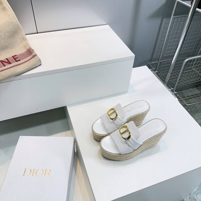 高品质出厂高跟 ！顶级品质Dior 迪奥25春夏新款镂空叠层Cd交叉带凉拖鞋猪鼻子编织带草编水台罗马拖鞋！ 这款 D-Club 凉拖是二零二五秋季系列新品，以简