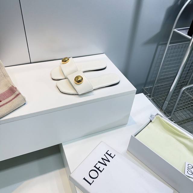 高品质出厂 ！顶级品质罗意威 Loewe 最新爆款简易金属扣平底拖鞋！ 25S春夏新品仙女拖鞋 超级仙超时髦个性的小拖拖 整个质感非常棒 轻便也很跟脚～～ 无论