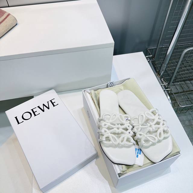 高品质出厂 ！顶级品质罗意威 Loewe 25春夏极简标志性大Logo鞋面平底拖鞋！最新爆款！ 仙女拖鞋！ 超级仙超时髦个性的小拖拖 整个质感非常棒 轻便也很跟