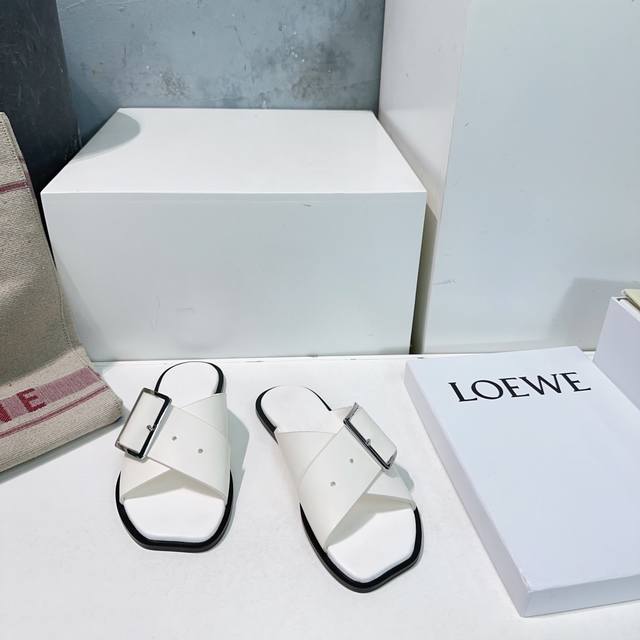 高品质出厂 ！顶级品质Loewe 罗意威 25 春夏新品简易交叉 方扣平底拖鞋 ！疯狂种草简约设计感觉更干净优雅 让你念念不忘 颜色也很耐看漂亮，上脚瞬间气质十