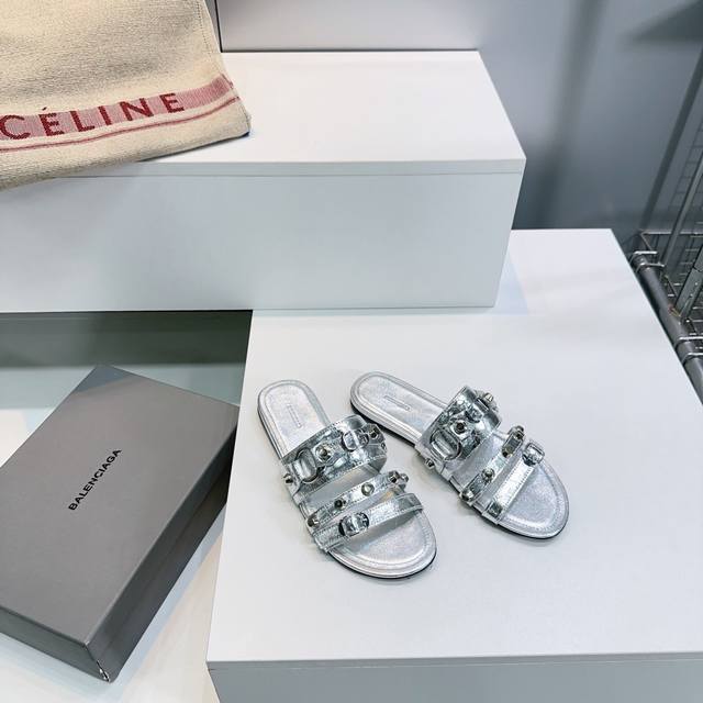 高品质出厂 ！顶级品质巴黎世家 Balenciaga 2025春夏新色经典金属铆钉平底拖鞋！这双Cagole拖鞋鞋型是淑女拖鞋上面的铆钉又超级朋克街头简直太别致